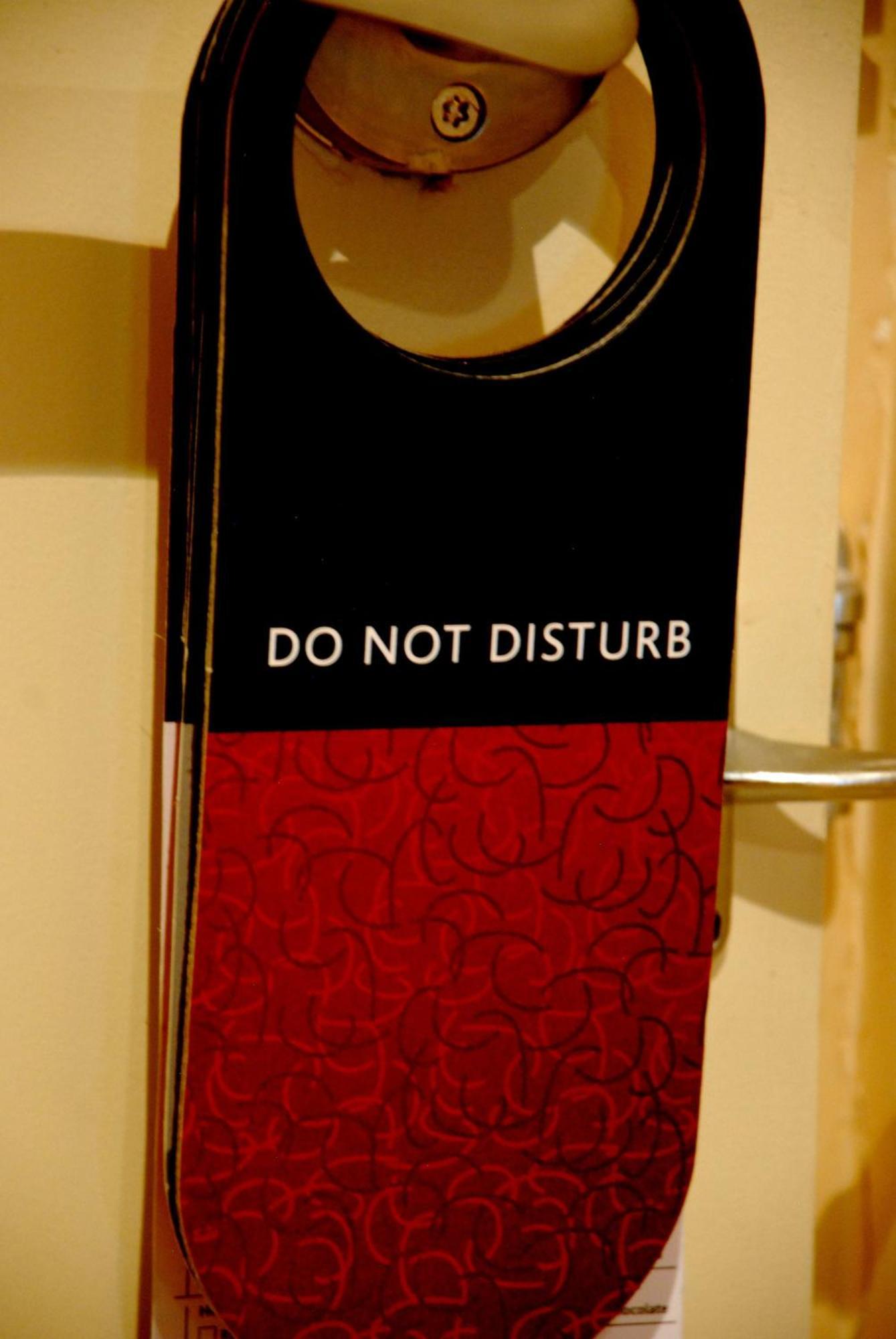 Southern Sun Or Tambo International Airport Kempton Park Eksteriør bilde Do not disturb sign