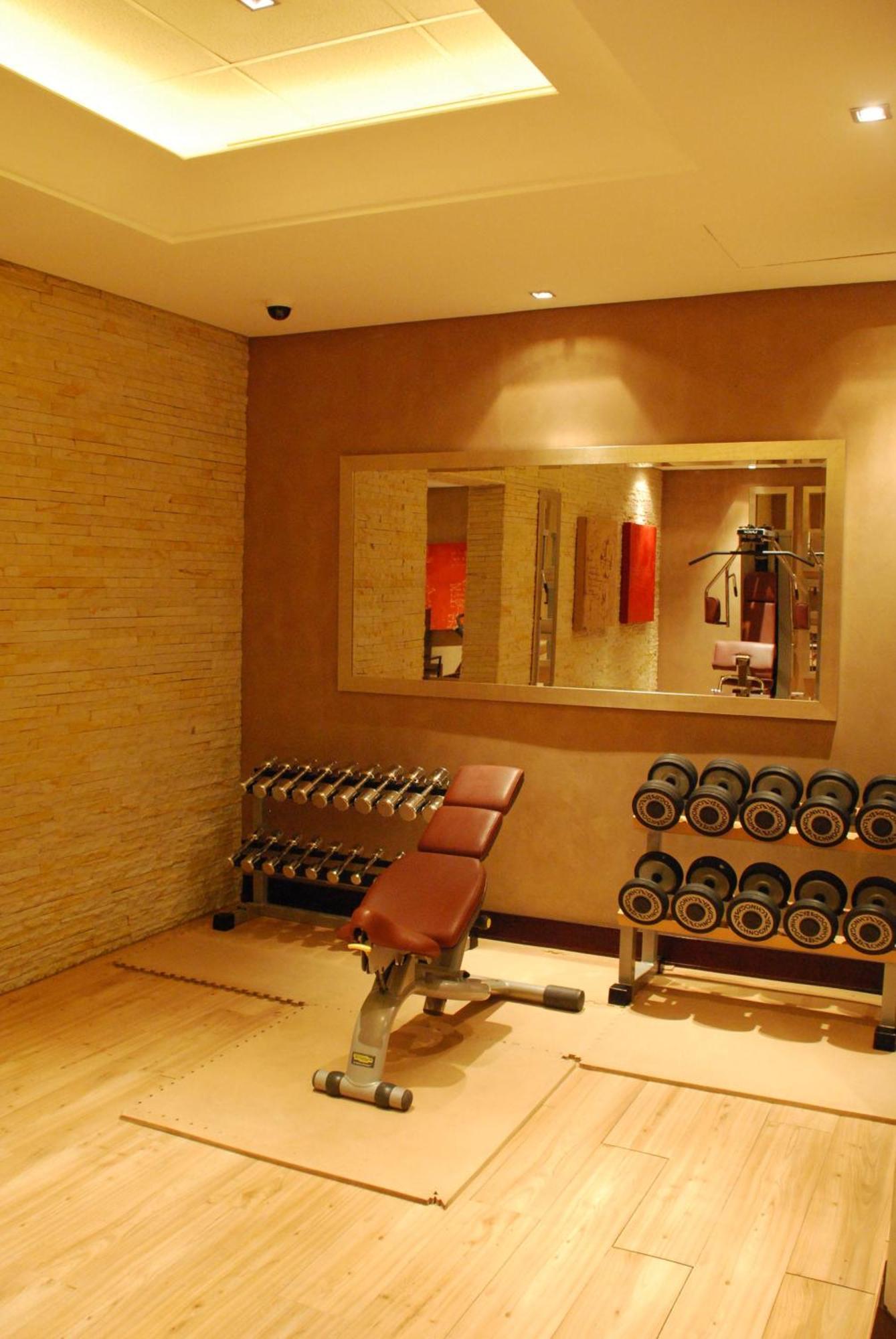 Southern Sun Or Tambo International Airport Kempton Park Eksteriør bilde A gym in Madrid, Spain.