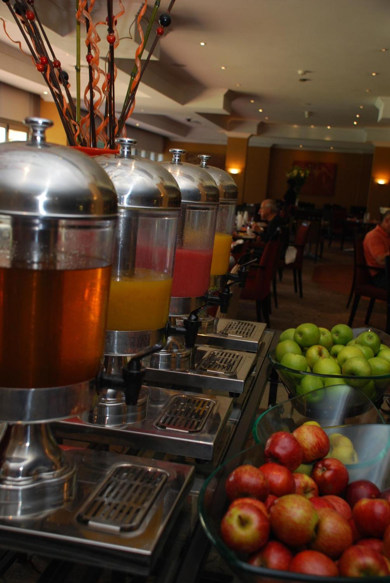 Southern Sun Or Tambo International Airport Kempton Park Eksteriør bilde Breakfast buffet