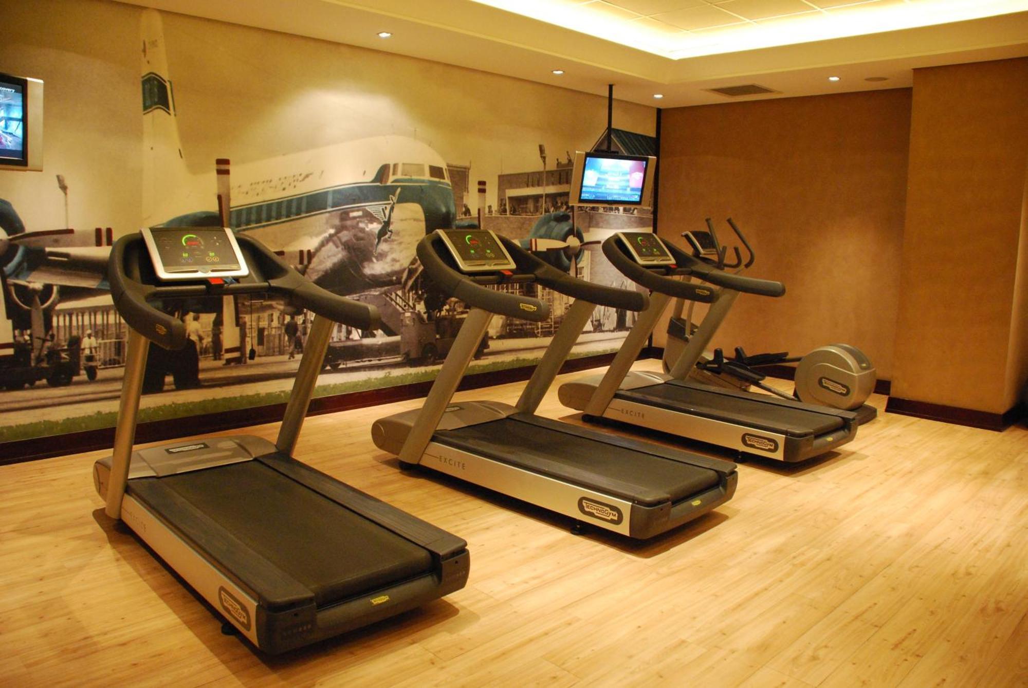 Southern Sun Or Tambo International Airport Kempton Park Eksteriør bilde Treadmills in a gym