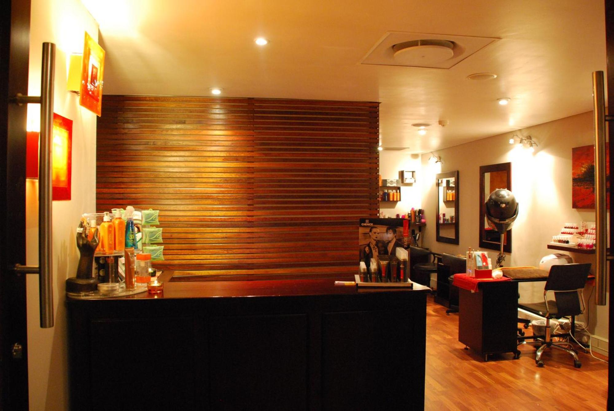 Southern Sun Or Tambo International Airport Kempton Park Eksteriør bilde A hairdressing salon in Johannesburg, South Africa.