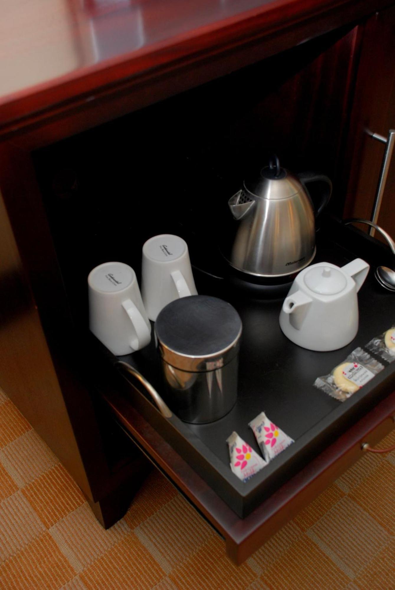 Southern Sun Or Tambo International Airport Kempton Park Eksteriør bilde Room service tray