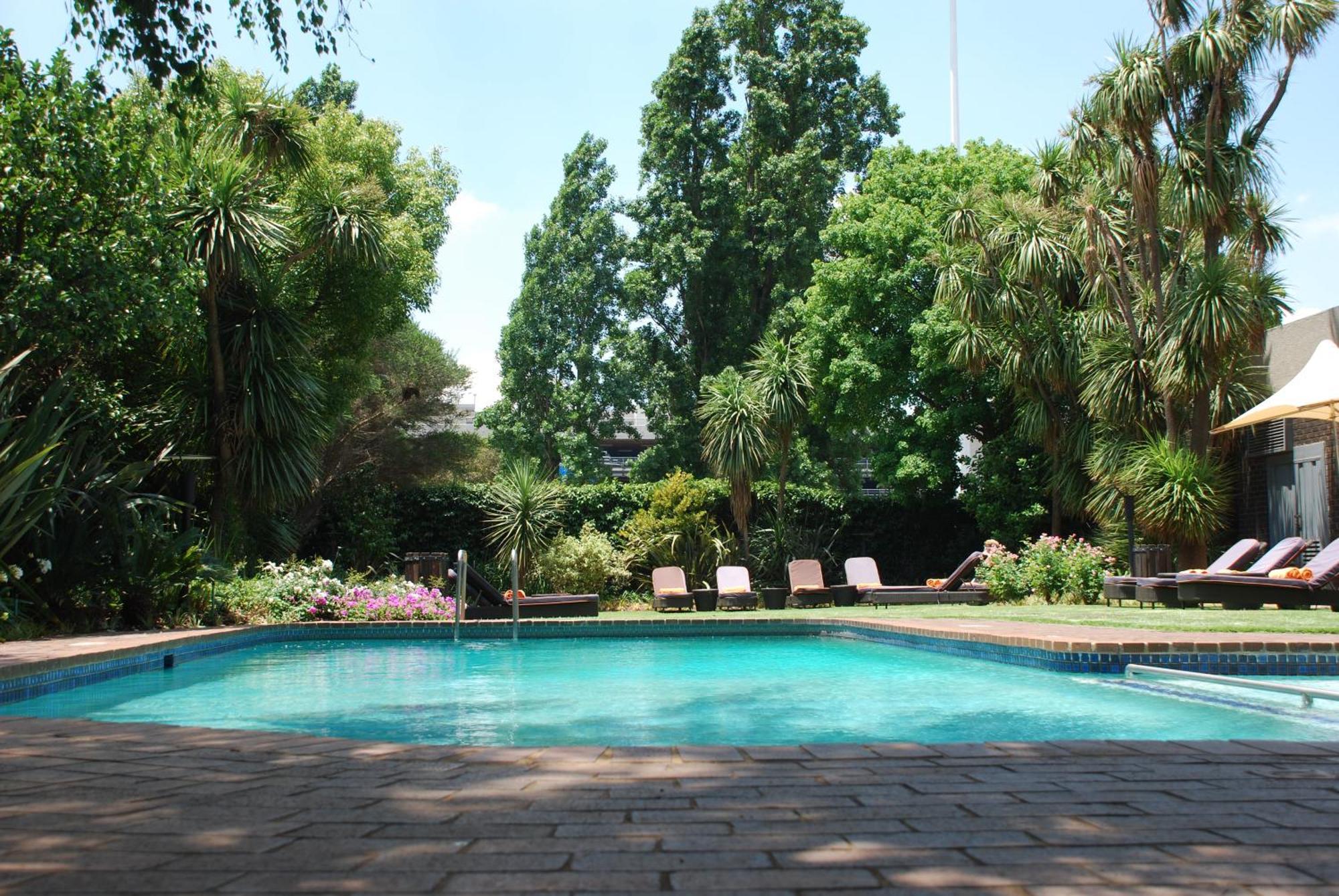 Southern Sun Or Tambo International Airport Kempton Park Eksteriør bilde The swimming pool at the hotel