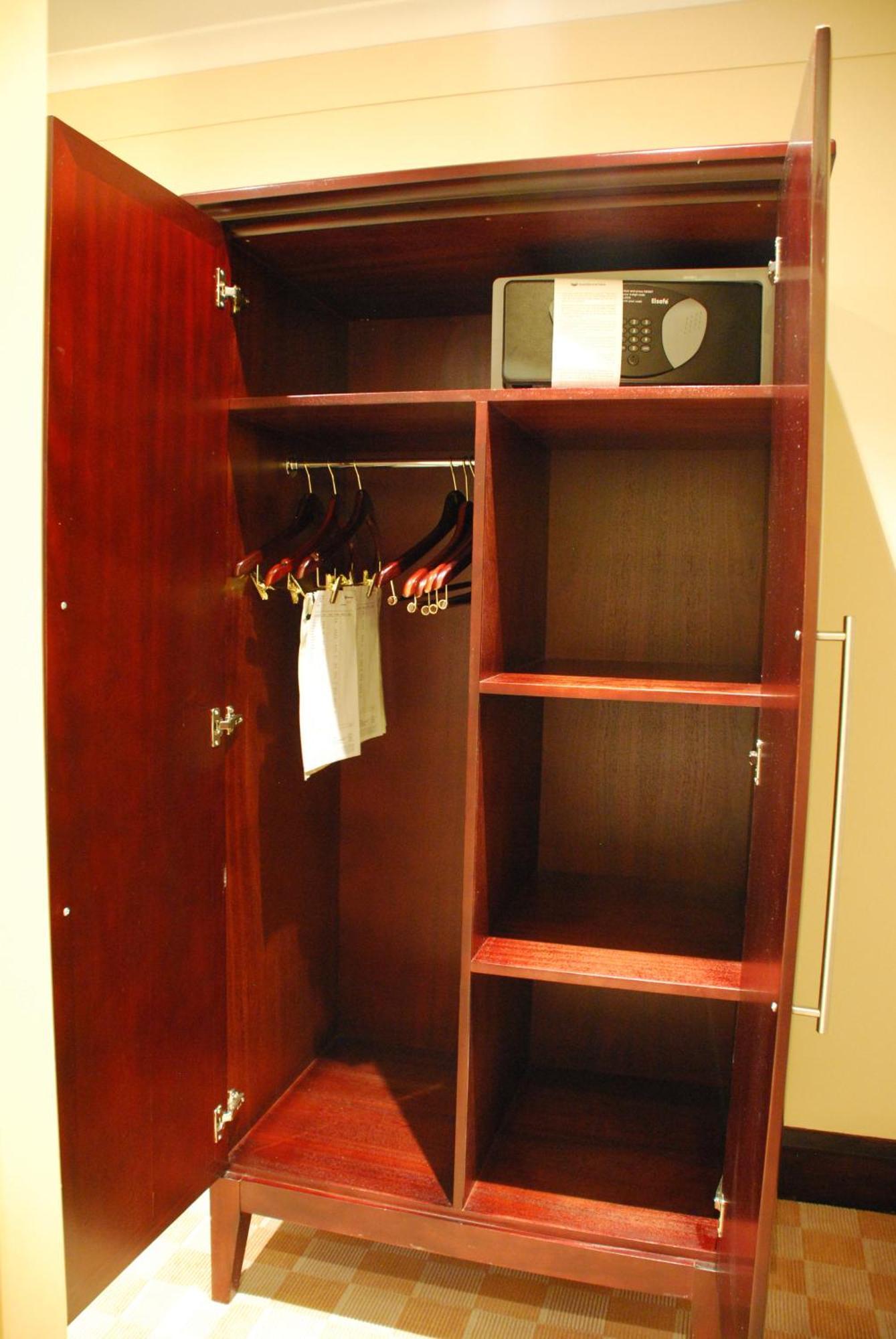 Southern Sun Or Tambo International Airport Kempton Park Eksteriør bilde A safe in a hotel room