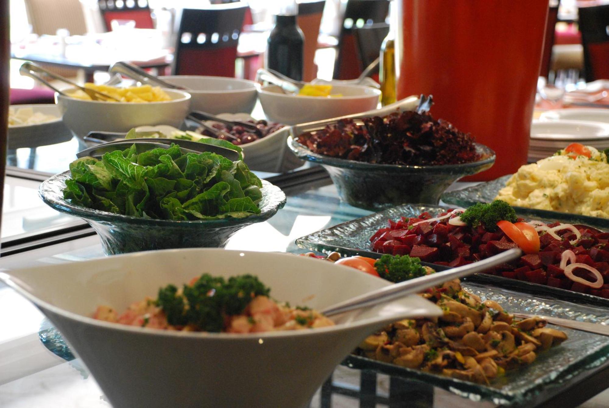 Southern Sun Or Tambo International Airport Kempton Park Eksteriør bilde A buffet at a hotel