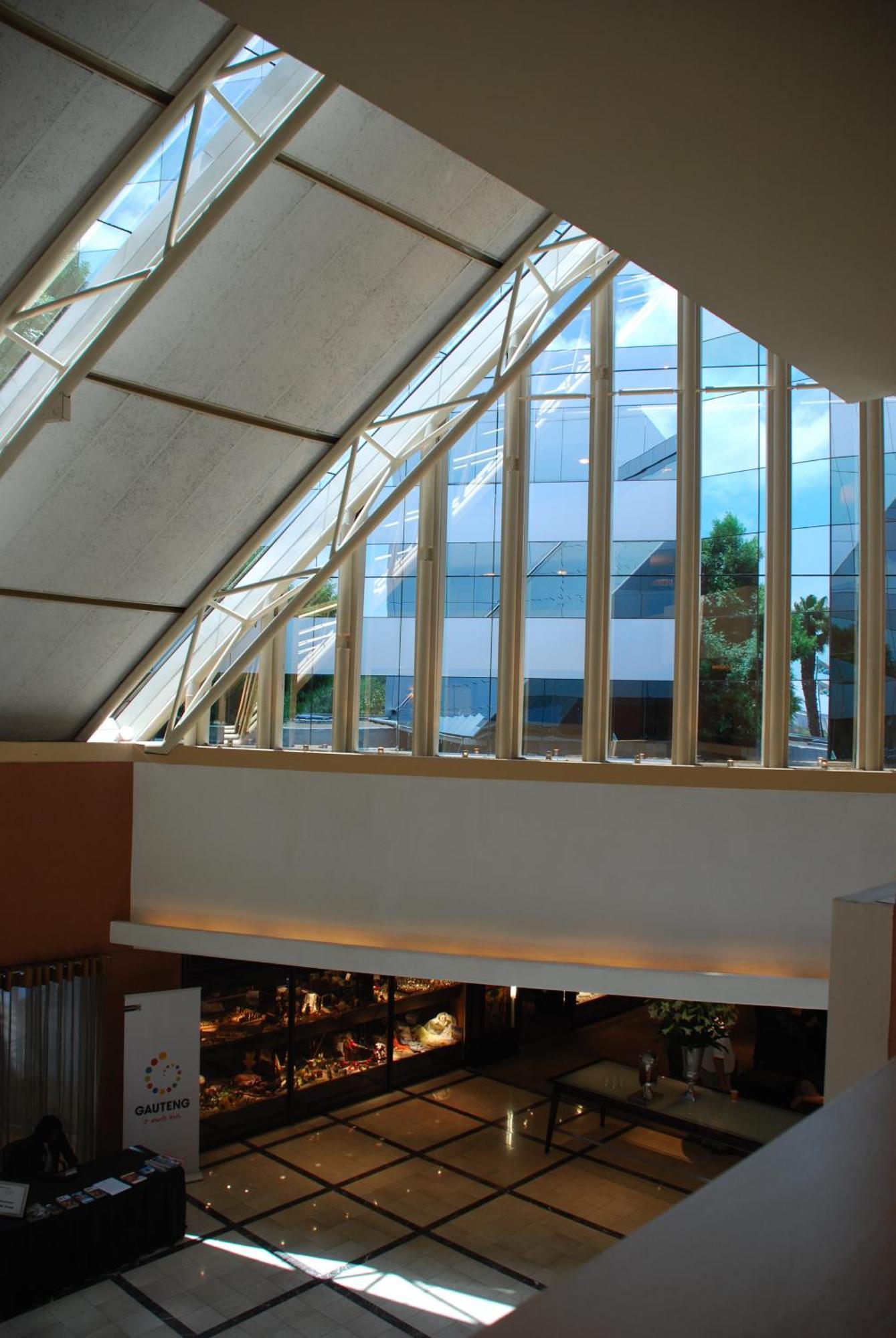Southern Sun Or Tambo International Airport Kempton Park Eksteriør bilde The interior of the museum