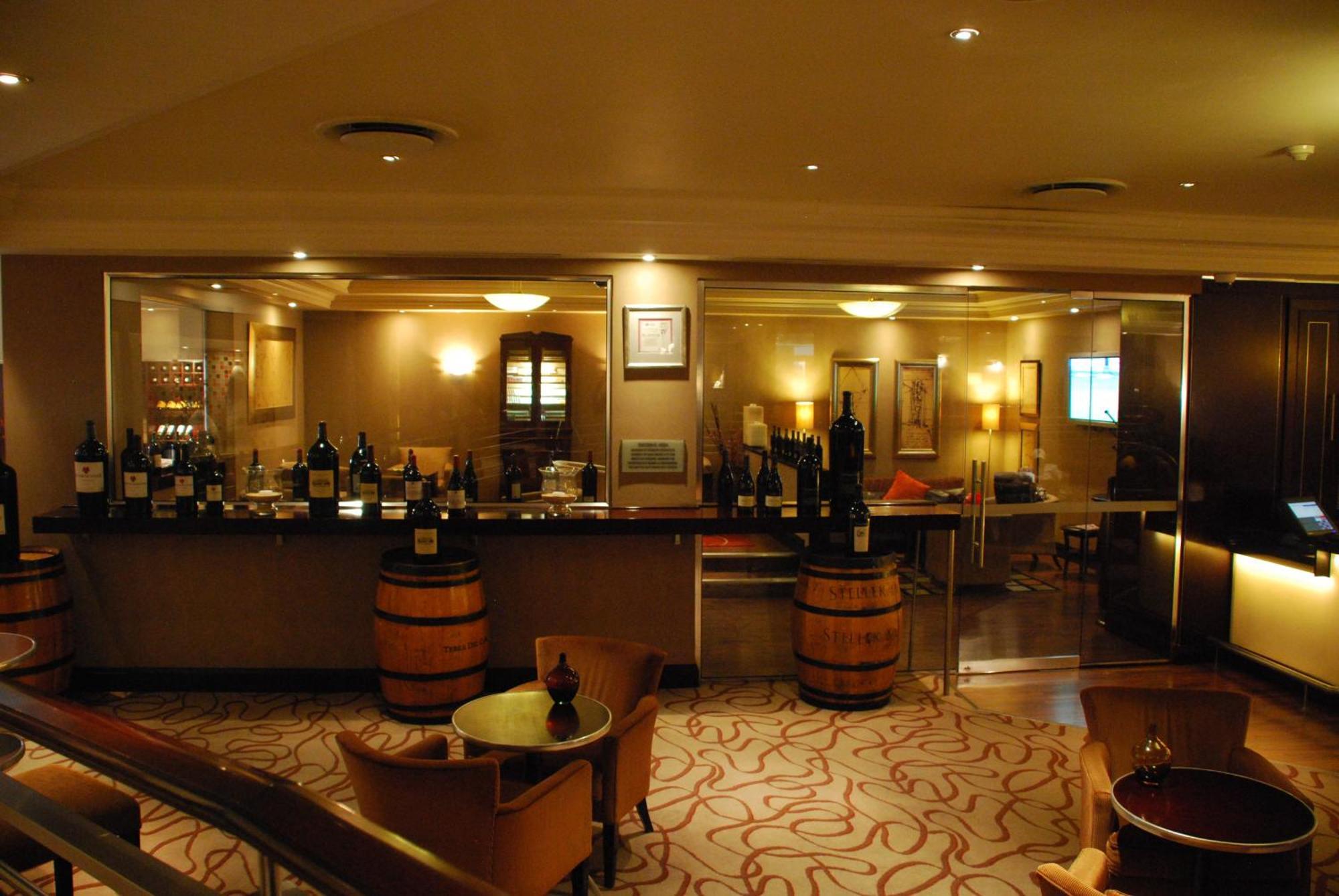 Southern Sun Or Tambo International Airport Kempton Park Eksteriør bilde Wine cellar in a wine bar