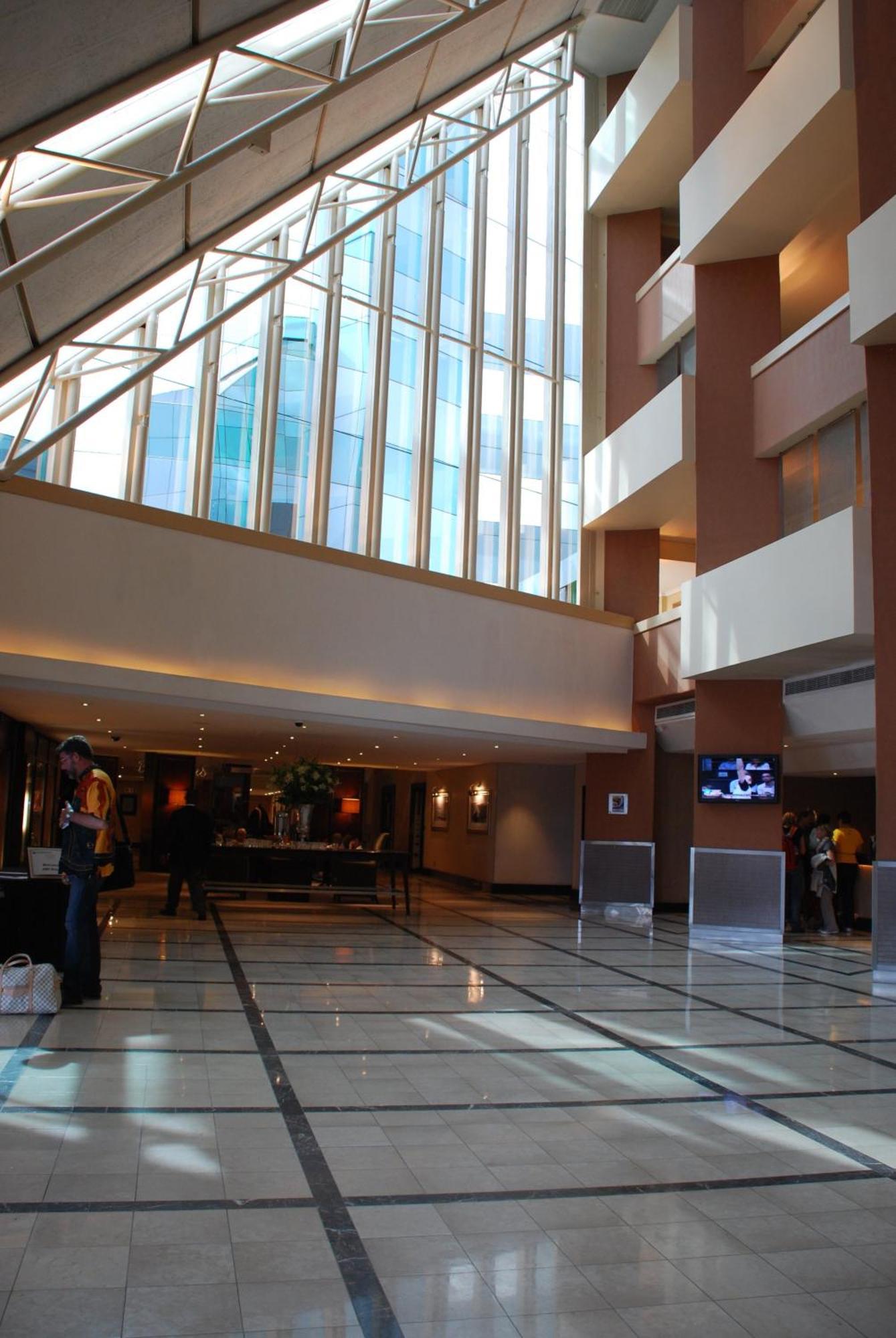 Southern Sun Or Tambo International Airport Kempton Park Eksteriør bilde The lobby of the hotel