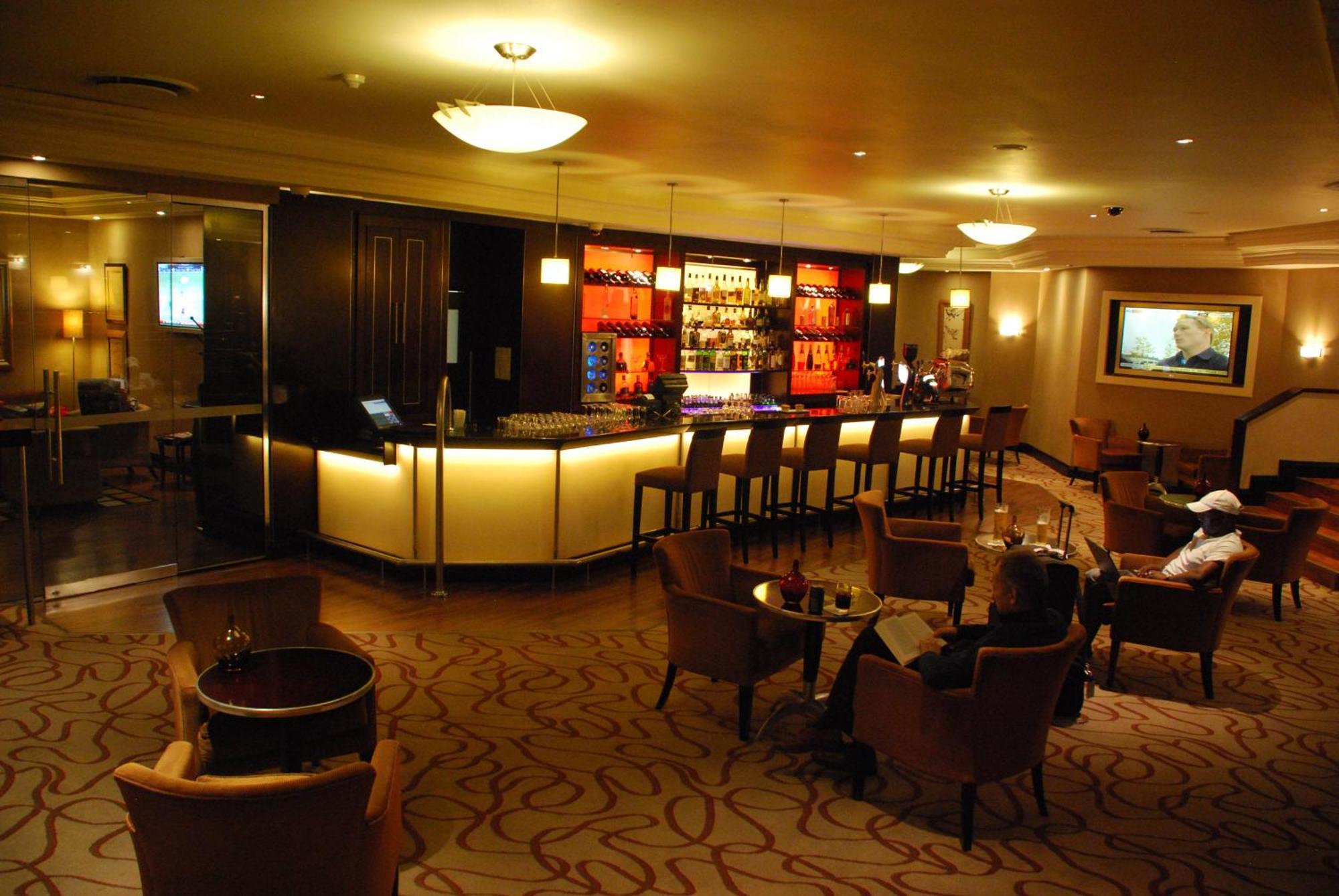 Southern Sun Or Tambo International Airport Kempton Park Eksteriør bilde The bar at the hotel