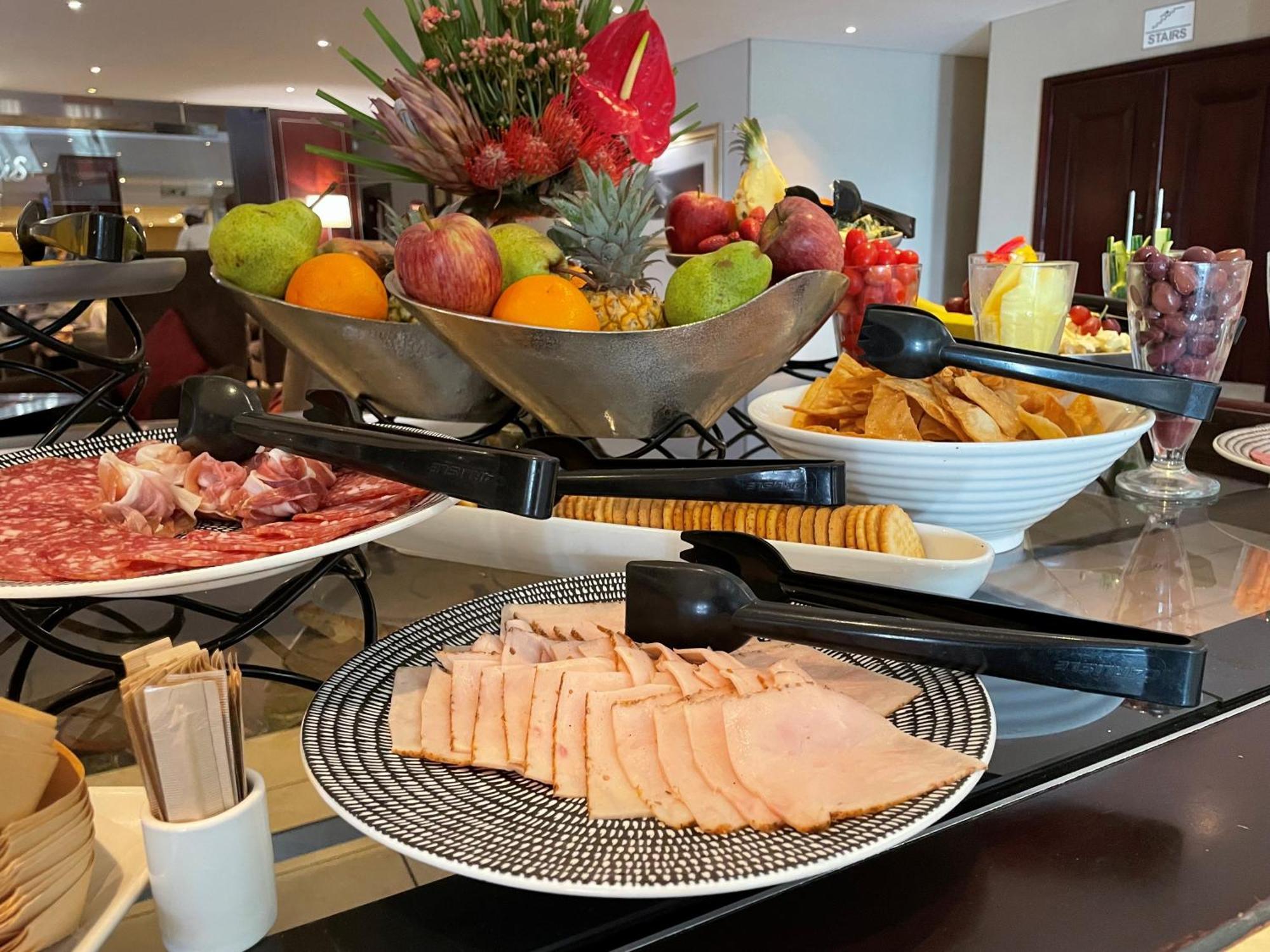 Southern Sun Or Tambo International Airport Kempton Park Eksteriør bilde A buffet breakfast at a luxury hotel in Johannesburg, South Africa.